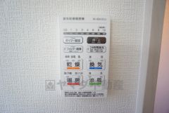 浴室暖房乾燥機付き。天候に左右されず、いつでも好きなときに洗濯物を干せるので、仕事や家事で忙しい方に重宝します。