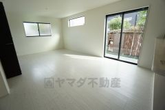 大きな窓のあるリビングは、陽光あふれる明るい空間です。居心地良く、ご家族皆がゆったり寛げる憩いの空間となりそうです。