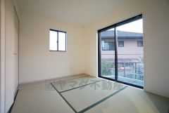 同仕様写真。リビングからの続き間として和室をご用意しました。普段はリビングとつなげて開放的なスペースとして。来客時には客間としてお使いいただけます。