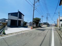 新原駅徒歩4分。コンビニまで徒歩4分。西鉄バス「新原」停まで徒歩4分。カースペースは停めやすい並列駐車2台付き。