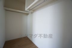 ハンガーパイプ付で散らかりがちな洋服類もきれいに整理できます。使用頻度が少ないものは枕棚の上に、足元には3段ボックスを置いて、フル活用できるクローゼットです＾＾