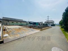 前面道路は、交通量も少なく小さなお子様も安心。 大型車両の通行も無く静かで快適な生活を送れます＾＾