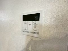 キッチン横からお湯張り、追い炊き、足し湯がボタン一つで楽々操作できる給湯機リモコンです＾＾忙しい夕飯の準備の時間帯に重宝しますね。