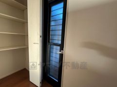 同仕様写真。生ごみの仮置きに重宝する勝手口付きのキッチン＾＾　生ごみの臭いに悩まされることがなくなりますね。