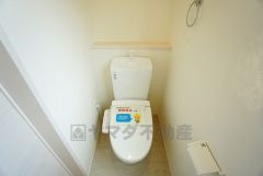 同仕様写真。温水洗浄機付トイレです。節水機能もあるので、安心して使えますね。