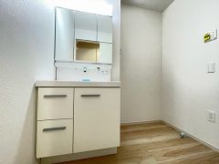 三面鏡つき洗面台。収納も一体型になっているので、ドライヤーやヘアアイロンの置き場に困りませんね。