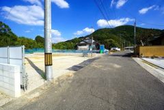 前面道路は公道南側約5.44～5.76ｍ。車通りが少ないため、小さなお子様がいるご家庭でも安心です＾＾