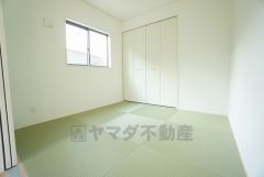 リビングからの続き間として和室をご用意しました。普段はリビングとつなげて開放的なスペースとして。来客時には客間としてお使いいただけます。