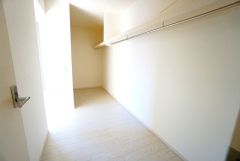 収納力豊富なウォークインクローゼット付き。洋服や小物などを1箇所にまとめて美しい収納を実現します。