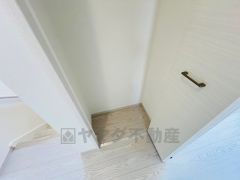 2階廊下収納。日用品のストックや掃除用品の収納に便利です＾＾