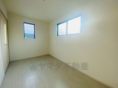 2面採光を確保した明るい室内は、風通しも良く、大変居心地の良い空間となっております。爽やかな風を感じて起きる朝は、快適生活の始まりに。