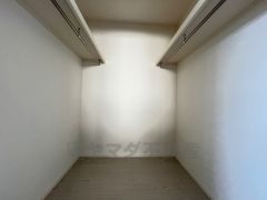 収納力豊富なウォークインクローゼット。 洋服や小物などを1箇所にまとめて美しい収納を実現します。