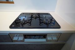 同時にたくさんの料理が調理できる3口コンロ。長時間熱を通しておきたい煮込み料理を作りながら、炒め物など同時進行で進められます。
