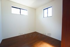 2面採光を確保した明るい室内は、風通しも良く、大変居心地の良い空間となっております。爽やかな風を感じて起きる朝は、快適生活の始まりに。