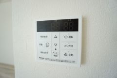キッチン横からお湯張り、追い炊き、足し湯がボタン一つで楽々操作できる給湯機リモコンです＾＾忙しい夕飯の準備の時間帯に重宝しますね。