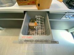 ビルトインタイプで、キッチンと同じカラーにすることにより一体感を持たせることができます。乾燥機能が備わっているため家事の時間が短縮できます。