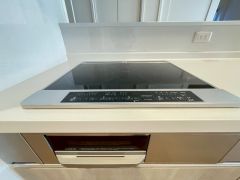 お手入れのしやすいIHクッキングヒーターです。 3口コンロなので、効率よくお料理が楽しめます。毎日のお料理も楽しくなりますね＾＾