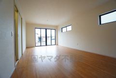 大きな窓のあるリビングは、陽光あふれる明るい空間です。居心地良く、ご家族皆がゆったり寛げる憩いの空間となりそうです。