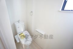 ウォシュレット付トイレです。節水機能もあるので、安心して使えますね。もちろん、1階2階の2ヶ所にトイレがあるので、忙しい朝にもゆとりができますね。