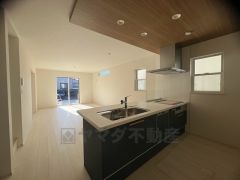 大きな窓のあるリビングは、陽光あふれる明るい空間です。居心地良く、ご家族皆がゆったり寛げる憩いの空間となりそうです。