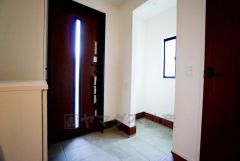 採光も考えられた明るい玄関です。自動で閉まるタッチキーとTVインターホンが装備されているので、セキュリティーも安心。