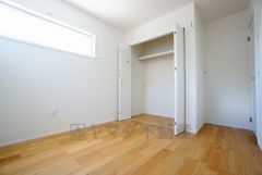 同仕様写真。木目調のシンプルデザインで落ち着きと安らぎの空間に仕上げています。各部屋に収納が完備されているので、お荷物が多くなっても安心の設計です。