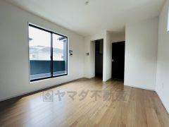 主寝室としても利用できる約8帖の洋室は南西側にバルコニーがあり、日当たり良好です。温かい光の差し込むゆとりのある居室をぜひ現地にてご確認くださいませ。