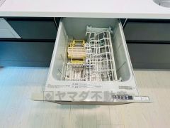家事の時間が短縮できる食器洗浄乾燥機付。後片付けもラクラクです。 食器を洗う手間が減るので家族とのコミュニケーションの時間や自分の時間が増えますね。