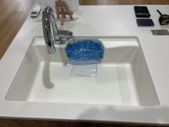 広々とした凸型シンクに洗剤ポケットを標準装備。大きなお鍋など洗いやすいです。洗剤や石鹸、スポンジもすっきりできる収納付き。