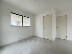 木目調のシンプルデザインで落ち着きと安らぎの空間に仕上げています。各部屋に収納が完備されているので、お荷物が多くなっても安心の設計です。