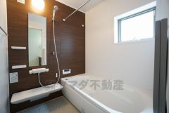 同仕様写真。1日の疲れを癒すくつろぎのバスルーム。足を伸ばしてもゆったりと入れるサイズです。お子様と一緒にお風呂に入っても狭くないですね^^