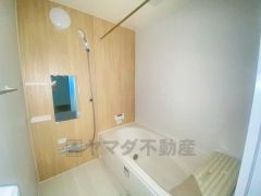 1日の疲れを癒すくつろぎのバスルーム。足を伸ばしてもゆったりと入れるサイズです。お子様と一緒にお風呂に入っても狭くないですね^^