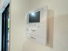 ドアを開けずに来訪者を確認できるモニター付インターフォン。見やすいカラー表示、ハンズフリータイプです。