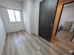 暖かい日差しが差し込む洋室。大変居心地の良い空間となっております。爽やかな風を感じて起きる朝は、快適生活の始まりに。