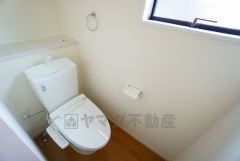 ウォシュレット付トイレです。節水機能もあるので、安心して使えますね。もちろん、1階2階の2ヶ所にトイレがあるので、忙しい朝にもゆとりができますね。