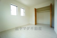 2面採光を確保した明るい室内は、風通しも良く、大変居心地の良い空間となっております。爽やかな風を感じて起きる朝は、快適生活の始まりに。