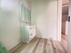 三面鏡つき洗面台。収納も一体型になっているので、ドライヤーやヘアアイロンの置き場に困りませんね。