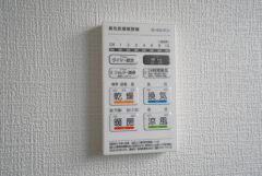 雨の日の洗濯も安心できる浴室暖房乾燥機付き浴室。リモコンで操作もボタン1つで簡単。 浴室暖房乾燥機には、暖房、乾燥、涼風、換気の4つの機能が付いています。タイマー付きです。