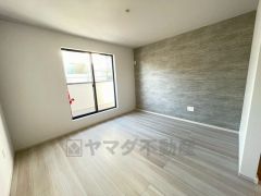 大きな窓のあるリビングは、陽光あふれる明るい空間です。居心地良く、ご家族皆がゆったり寛げる憩いの空間となりそうです。