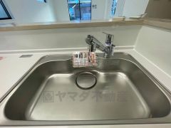 広々とした凸型シンクに洗剤ポケットを標準装備。大きなお鍋など洗いやすいです。洗剤や石鹸、スポンジもすっきりできる収納付き。