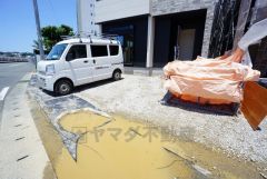 前面道路は南側8.1ｍ。 カースペース2台＾＾ ご夫婦で1台ずつ所有出来ます＾＾