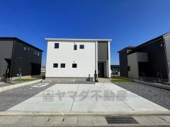 駐車スペースはゆとりある4台分を確保。マイカー用に、お客さま用に、余裕を持ってご利用いただけます。