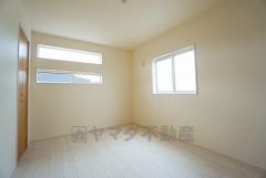 2面採光を確保した明るい室内は、風通しも良く、大変居心地の良い空間となっております。爽やかな風を感じて起きる朝は、快適生活の始まりに。