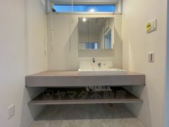 三面鏡つき洗面台。収納も一体型になっているので、ドライヤーやヘアアイロンの置き場に困りませんね。