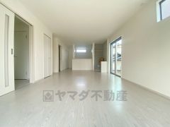 家族が集まる開放的なリビング。20帖以上の大空間で毎日のお食事が楽しみです＾＾思い思いの時間を過ごしたり、家族みんなで食事をしたり、素敵な団らんの場になりますね。