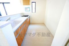 対面式カウンターキッチンでお子様の様子が見守れます。カウンタートップは耐熱性に優れており、日ごろのお掃除もふき取るだけでＯＫ。ステンレスシンクも簡単にお掃除できますよ。