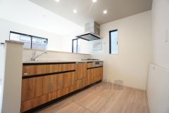 対面式カウンターキッチンでお子様の様子が見守れます。カウンタートップは耐熱性に優れており、日ごろのお掃除もふき取るだけでＯＫ。ステンレスシンクも簡単にお掃除できますよ。