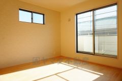 同仕様写真。寛ぎの時間を紡ぎだす主寝室は、大型ベッドを置いても余裕の広さを確保しています。