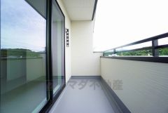 幅広のインナーバルコニーは洗濯物を守りやすく、眩しすぎる日差しも和らげます。 テーブルとイスを置いてカフェタイムや日光浴、星を眺めたりも良いですね^^