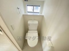 温水洗浄機付トイレです。節水機能もあるので、安心して使えますね。もちろん、1階2階の2ヶ所にトイレがあるので、忙しい朝にもゆとりができますね。